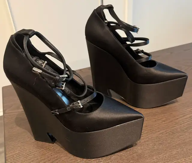 Shoes Versace new  in Women's - Shoes in Markham / York Region - Image 4