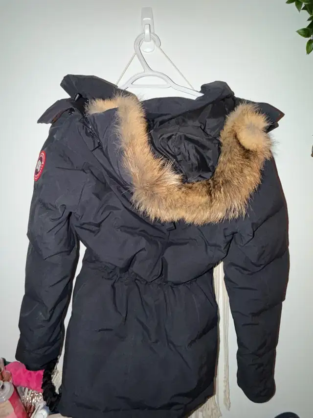 Canada Goose Women’s Parka in Women's - Tops & Outerwear in Edmonton - Image 2