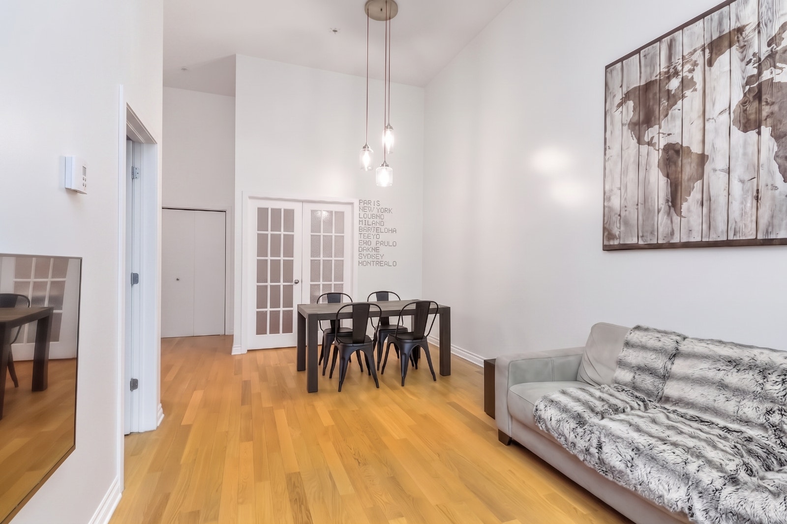 Luxury 4 ½ Condo (750 sq ft) with 12ft Ceilings | Quartier des S — photo 2
