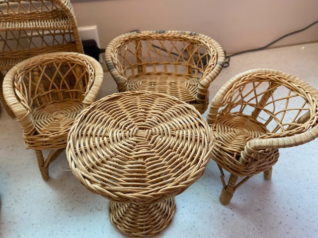 BARBIE - WICKER FURNITURE 8 PCS in Arts & Collectibles in St. Albert - Image 4