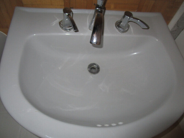 lavabo sur  pied gris et robinet UBERHAUS POUR RÉNO - ÉCONO A-1 dans Plomberie, éviers, toilettes et bains  à Laval/Rive Nord - Image 2