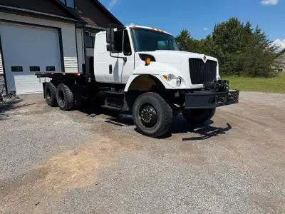 Rare spec. Very low kms 30,021. Super clean, rust free. Just certified and e-tested. 6x6, front and...