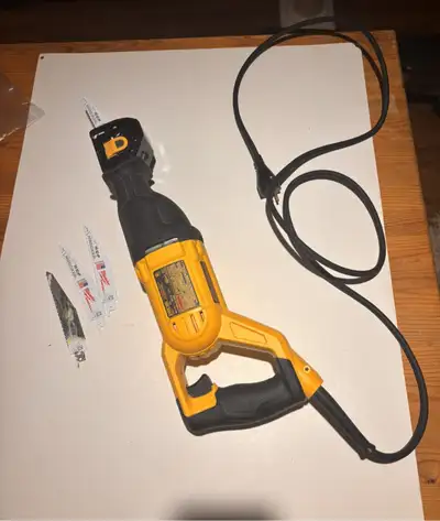 DEWALT DWE305R 12A Variable Speed Corded Reciprocating Saw Like new. Used on one job.