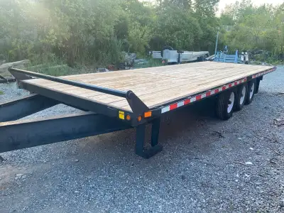 I'm selling a certified 24’ Triaxle Deckover trailer from 2022, designed for heavy-duty hauling with...