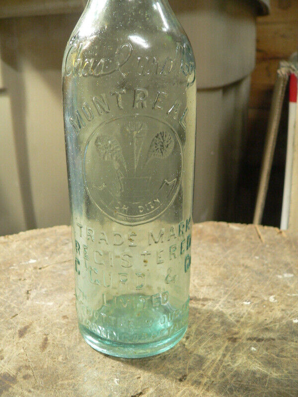 plusieurs bouteille antique liqueur embossé a différent prix dans Art et objets de collection  à Lanaudière - Image 2