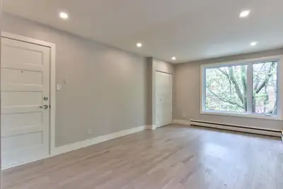Disponible le 1er septembre 2026. Condo 2 chambres à coucher fraîchement rénové à 5 minutes de march...