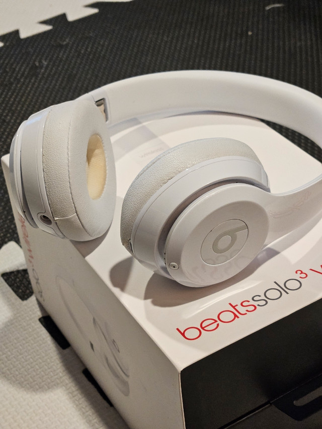 Beats Solo³ On-Ear Wireless Headphones in Headphones in Oshawa / Durham Region - Image 2