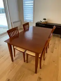 Table à dîner et chaises