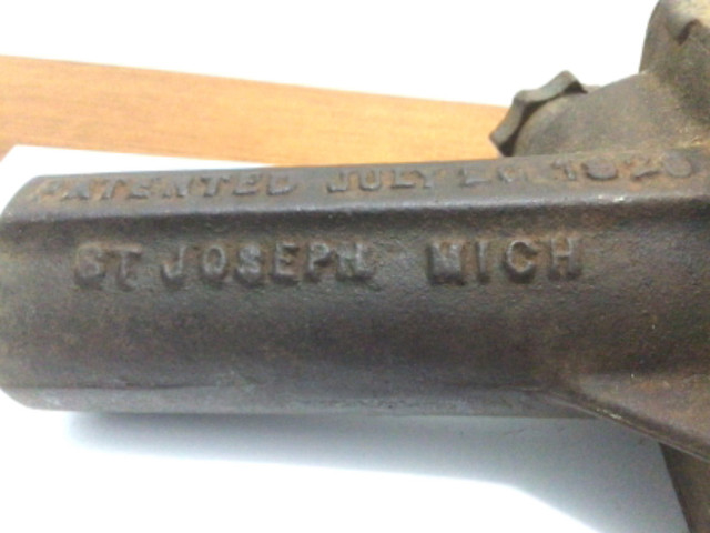 RARE VINTAGE CAST IRON BOTTLE JACK in Other in Petawawa - Image 3