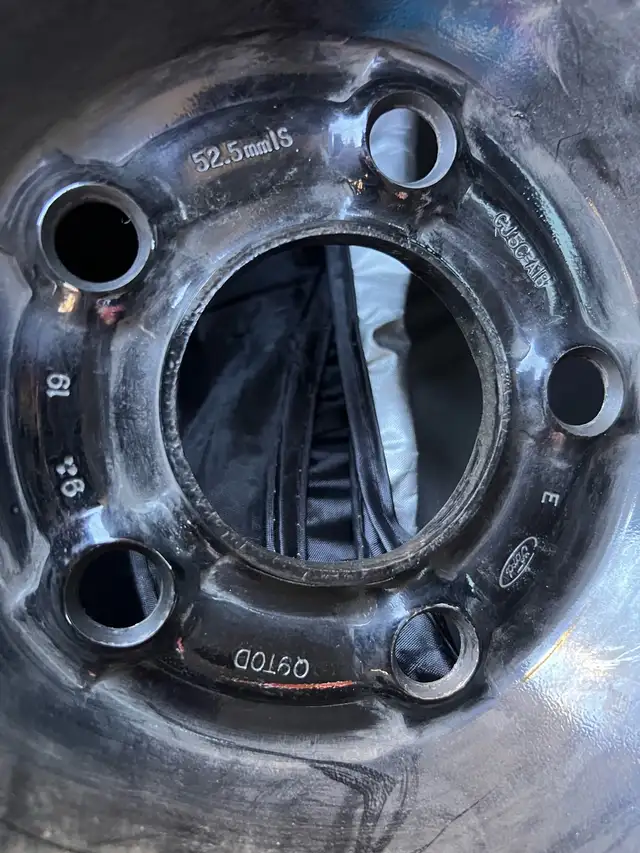 Ford Escape S 2019 Set of 4 Rims in Tires & Rims in City of Montréal - Image 3