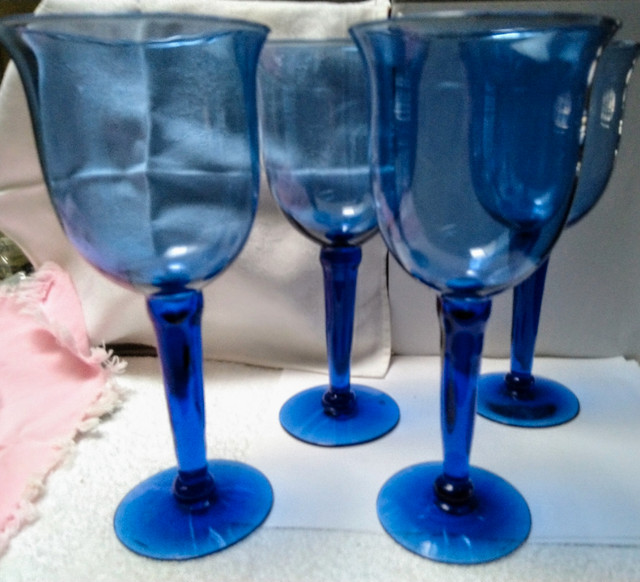 Vintage Large Cobalt Blue Glasses x4 in Kitchen & Dining Wares in Oakville / Halton Region - Image 4