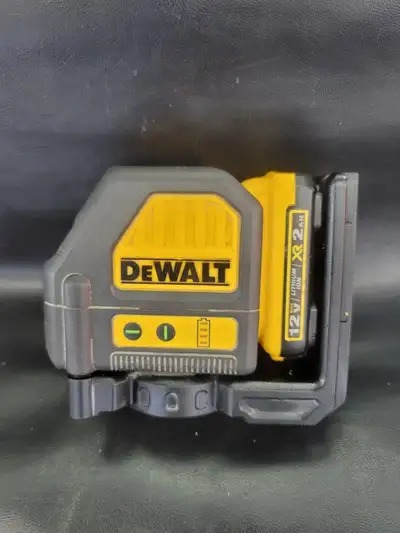 Model DW088LG 12volt 165ft Green Cross line self-leveling laser level by Dewalt. like new performs f...