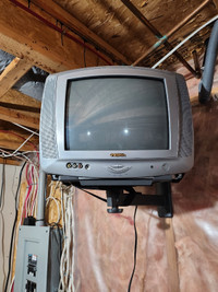 Petite télévision (avec support à mur) – 10 $ OBO – Small TV