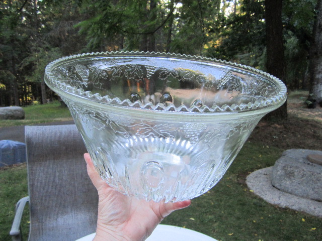 Punch Bowl and cups in Holiday, Event & Seasonal in Nelson - Image 2