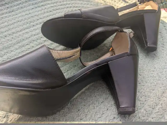 Tahari T-strap shoes - size 9 in Women's - Shoes in Calgary - Image 6