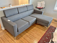 Sectional sofa With Adjustable Headrest And Metal Legs.