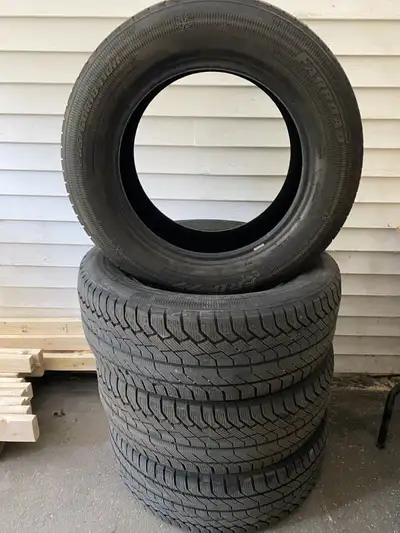 265/60 R18....très peu d'usure, un hiver seulement. efficace sur la glace et très silencieux. étaien...