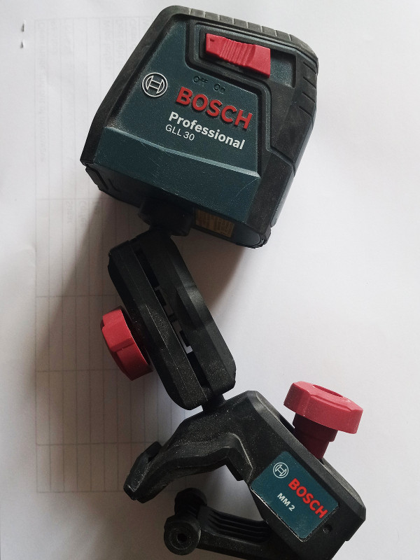 Bosch GLL 30 Self-Leveling Cross-Line Laser in Power Tools in Oshawa / Durham Region