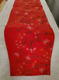 Crate&Barrel Embroidered Christmas Table Runner Pergola Pattern