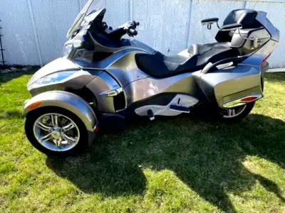 Spyder RT-S SE5 Bas millage / Low millage (14 500) Vérification mécanique récente Excellente conditi...