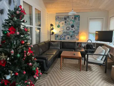 This room is in a very clean and organized house with chilled housemates, perfect for a mature coupl...