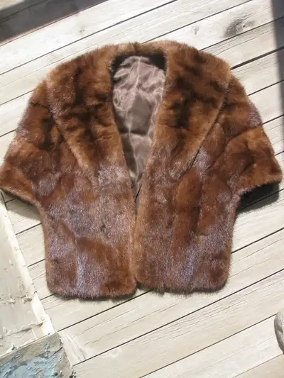 pas de grandeur comme tel, mais fait medium - large doublée en satin avec poches très bonne conditio...
