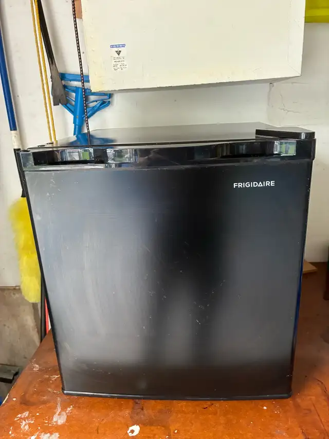 For sale Frigidaire mini fridge in Refrigerators in Oakville / Halton Region - Image 2