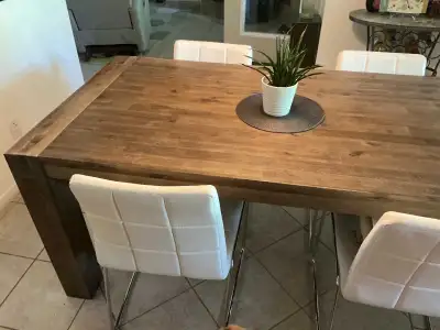 Table et 4 chaises., View more