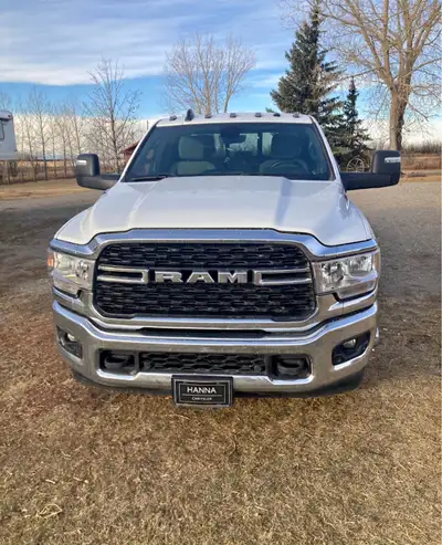 Clean white RAM 3500 Bighorn Crew Cab Dually. Excellent condition, grey fabric interior, rubber floo...