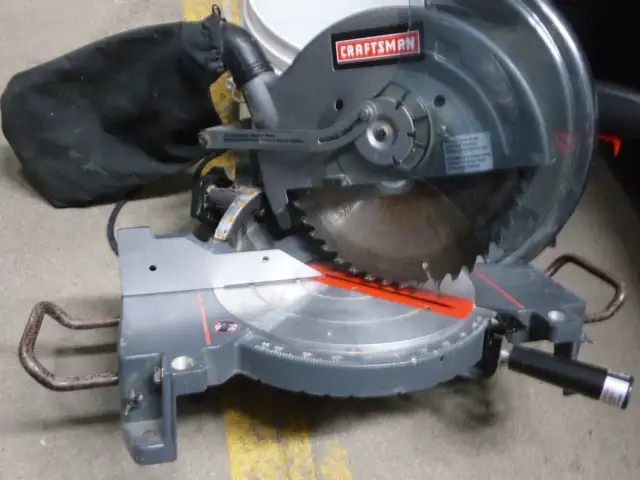 10" Craftsman Compound Miter Saw in Power Tools in Edmonton - Image 4