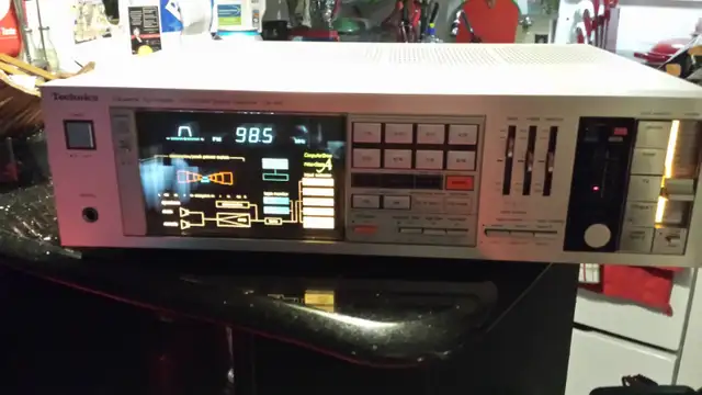 TECHNICS SA-550 DIGITAL QUARTZ STEREO RECEIVER 70 WATT  VINTAGE in Stereo Systems & Home Theatre in City of Montréal - Image 4