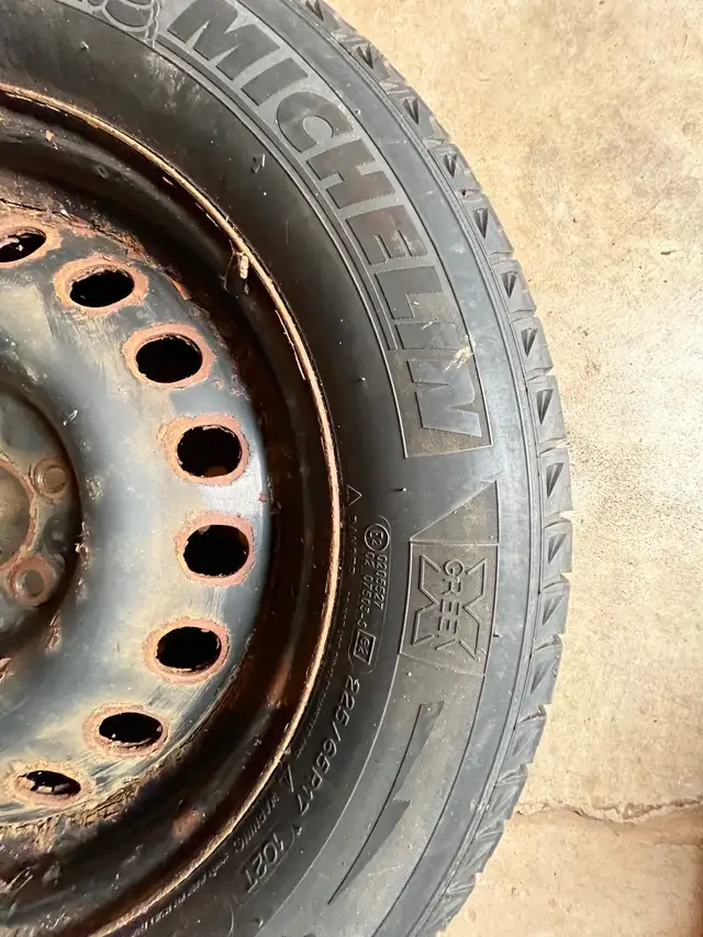 For Sale, 4 Michelin X Ice 225/65 17, on rims. $125 in Tires & Rims in Bridgewater - Image 4
