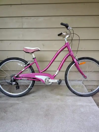 Giant Suede Cruiser/hybrid bike, View more