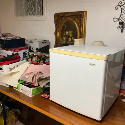 à vendre petit frigo et négociable., View more