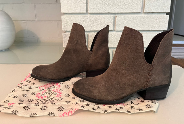 Tan  SUEDE Ankle Boots (NWOB), Free People, Size 7.5 in Women's - Shoes in Mississauga / Peel Region - Image 3