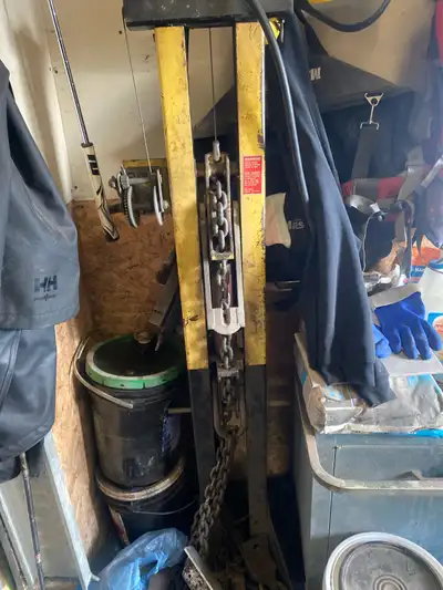 20 ton ram tower , has two chains clamps and hook