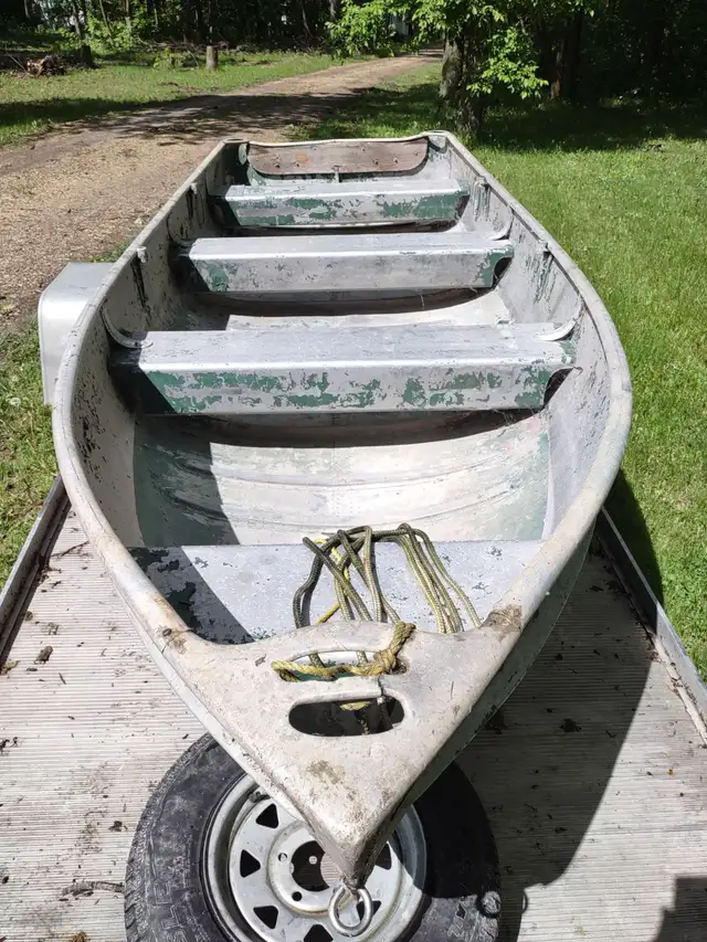 14' aluminum fishing boat in Powerboats & Motorboats in Winnipeg - Image 3