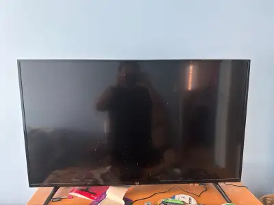 43" FireTV- Works- Cracked screen, View more