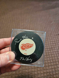 Autographed Gordie Howe puck Beckett authenticated 