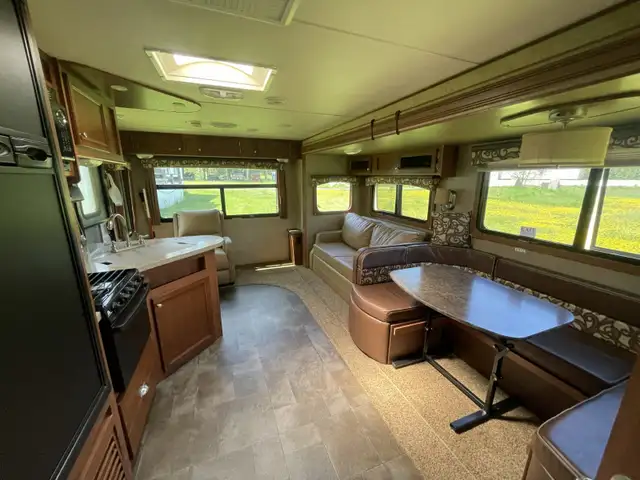 Coleman 260RL 30' Travel Trailer with pristine interior in Travel Trailers & Campers in Revelstoke - Image 10