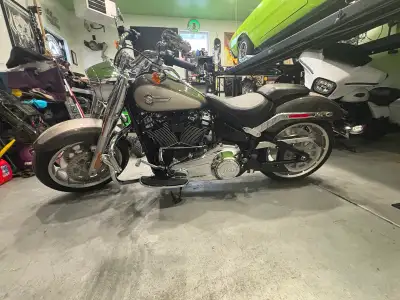 Very low KM, loaded with many extras such as V&H slip on exhaust, HD touring seat, MS quick detach s...