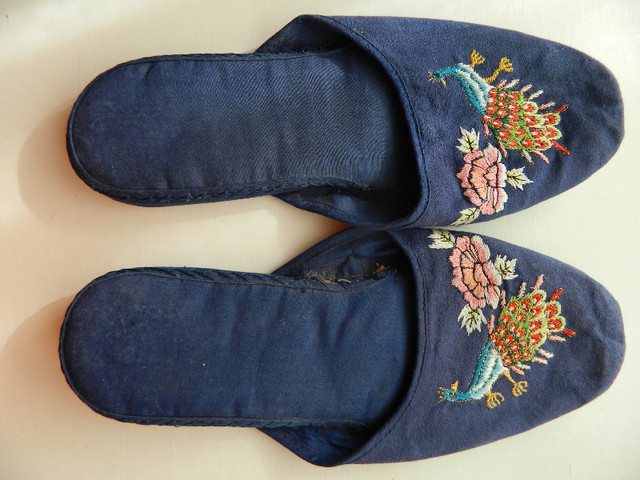 une paire de mules chinoises tissu brodé neuve | Femmes - Chaussures |  Longueuil/Rive Sud | Kijiji