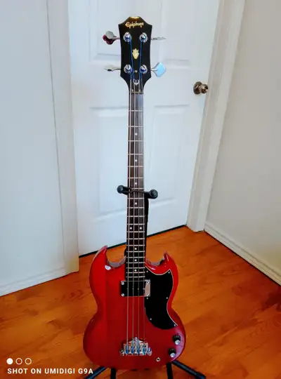 Like new Epiphone EB-O short-scale bass. Rarely used. Great for players with small hands or Jack Bru...