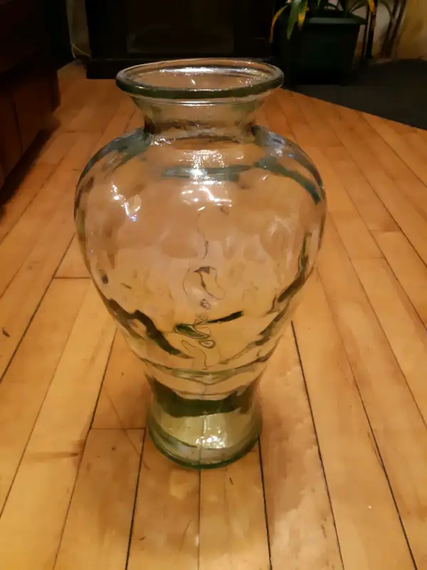 Vase a fleurs en verre.  Importé / $95.00 in Arts & Collectibles in City of Montréal - Image 3