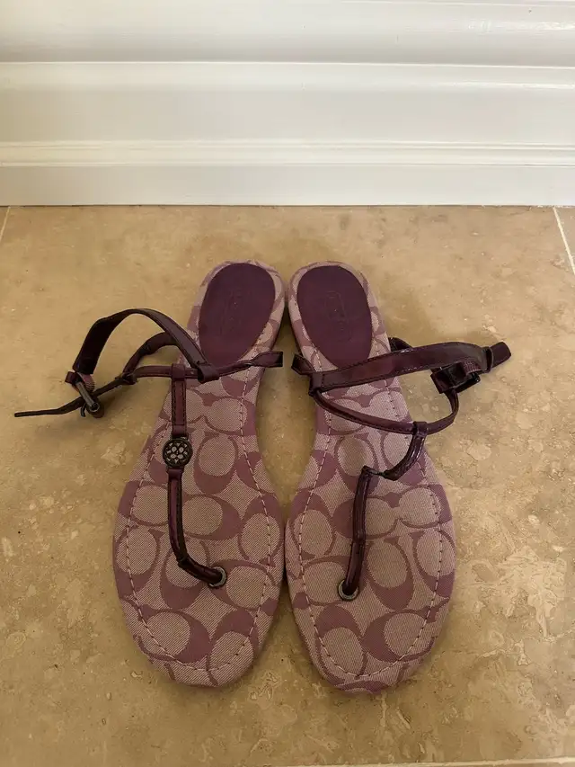 Coach sandals women’s shoes slippers size 7.5 in Women's - Shoes in City of Toronto - Image 2