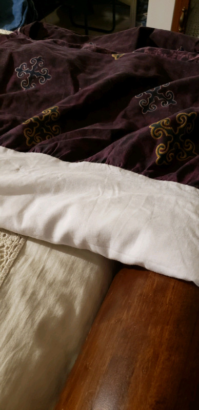 Bed skirt in Bedding in Kingston - Image 2