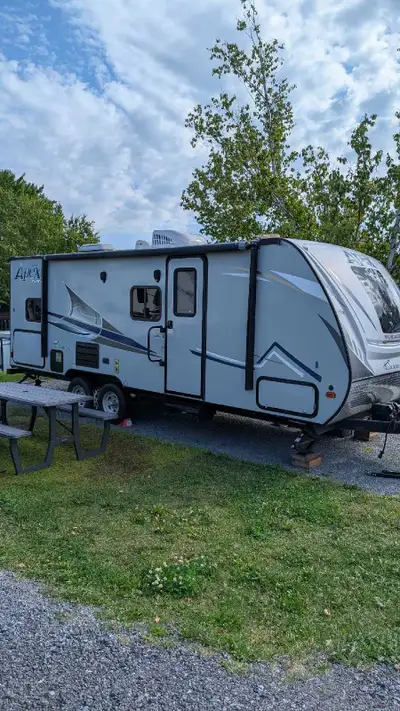 Prête pour vos vacances! Roulotte idéale pour les familles. Ultra légère et spacieuse. Aucune infilt...