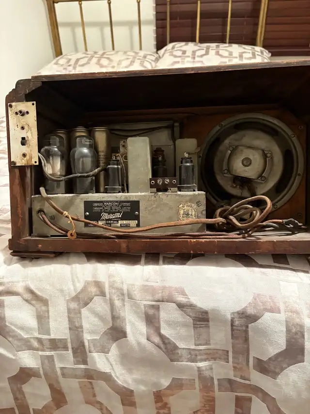 antique Marconi radio. in Other in City of Montréal - Image 3