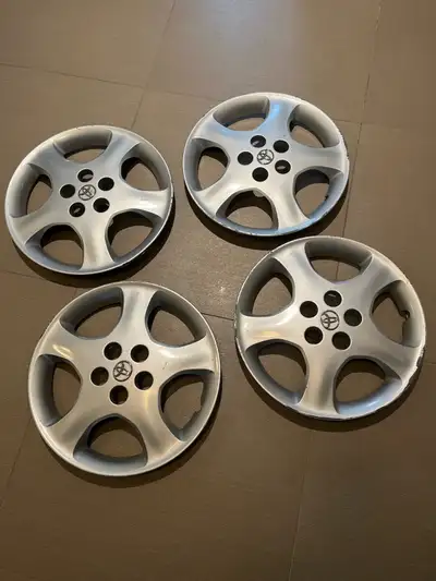 4 caps Some curb rash/ un peut graffine. Rims tires not included Jantes et pneus non inclus.