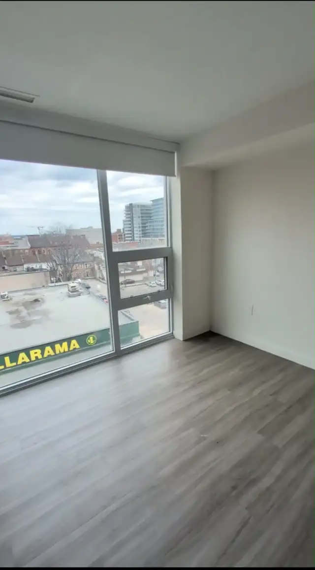 Shared Master Bedroom + Ensuite | $525 | Downtown Hamilton